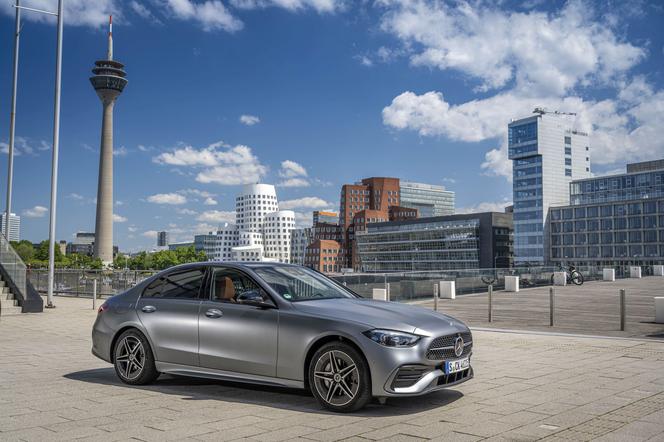 Mercedes-Benz Klasy C 300 e (2022)