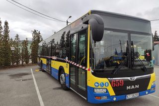 Tarnów. 20-latek wypalił z pistoletu do miejskiego autobusu. Nie wie, czemu to zrobił
