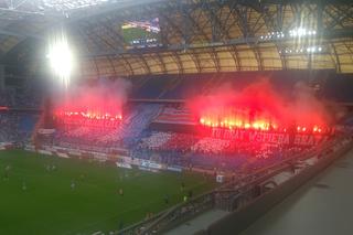 Kibica Lecha poniosły emocje. Rzucił butelką w piłkarza przeciwników. Policjanci czekali na niego na kolejnym meczu