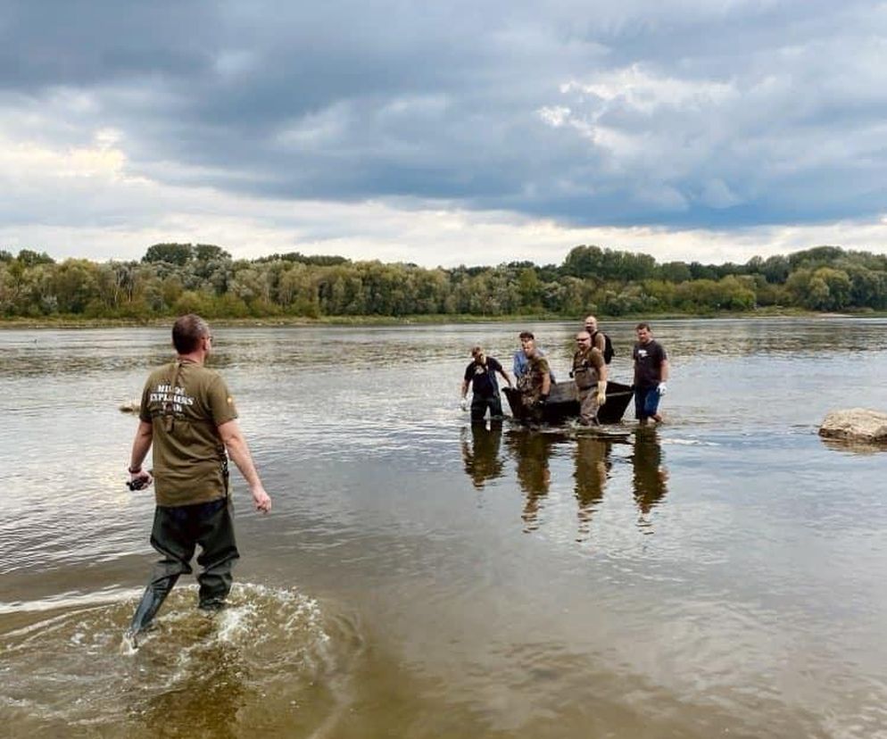 Warszawa. Wyschnięta Wisła odsłoniła zabytkowe wagoniki i fragment Villa Regia