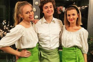 M jak miłość. Ala (Alicja Ostolska), Ewka (Jowita Chwałek), kelner Maciek (Mateusz Rumiński) na planie