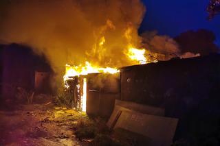 Pożar pustostanu przy ul. Batorego w Toruniu. Zdjęcia z akcji strażaków