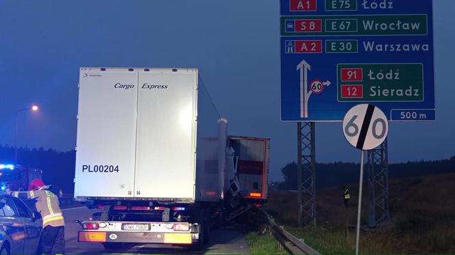 Groźny wypadek na A1. Kierowca ciężarówki wjechał w iveco Poczty Polskiej