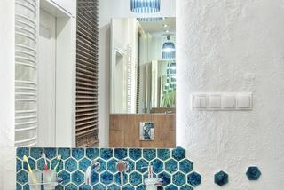 Lazurowa mozaika heksagonalna w łazience