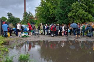 Niedaleko schroniska dla bezdomnych ustawia się kolejka głodnych. Karmi ich Fundacja Chlebek, twarożek i kiełbasa