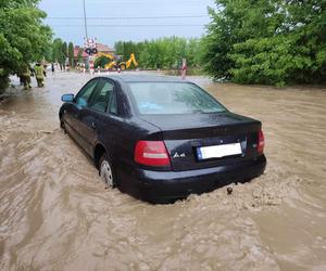 Nawałnice i burze w Świętokrzyskiem. Ponad 200 interwencji strażaków. Droga w Ćmielowie całkowicie zniszczona [ZDJĘCIA].