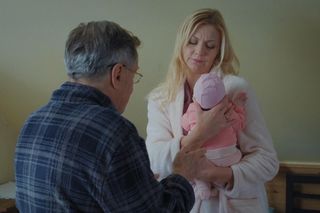 	M jak miłość odc. 1861. Jagoda (Katarzyna Kołeczek), Dorotka (Klara Madeńska), Józef Modry (Stefan Friedmann)