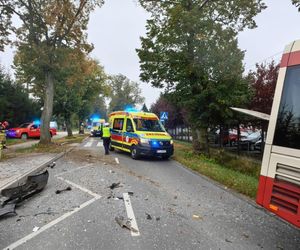 Zderzenie autobusu miejskiego z osobówką w Wilkowicach koło Leszna