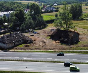 Zabytkowa chałupa powstała jeszcze za cesarza Franciszka Józefa. Drogowcy musieli ją przenieść w inne miejsce