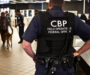 Pogranicznik kazał imigrantkom pokazywać piersi. Odpowie za to przed sądem