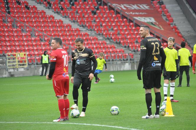 W Tychach grają gwiazdy światowego futbolu. Najpierw był pokazowy trening z młodzieżą