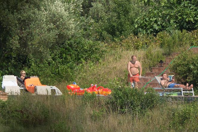 PREZYDENT NACIERA ŻONĘ I CZYTA RODZINNĄ SAGĘ