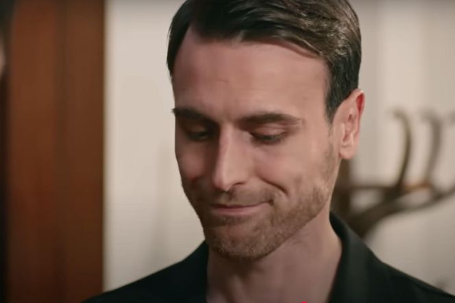 Uzbrojony w nóż Halil już będzie miał zaatakować intruza, kiedy zorientuje się, że to Alper! 