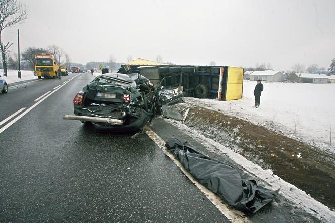 TIR zmiażdżył osobówkę