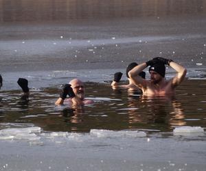 Lodowata woda im niestraszna! Za nami kolejne morsowanie w Pieckach pod Bydgoszczą