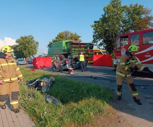 Czołówka osobówki z kombajnem. Jedna osoba nie żyje