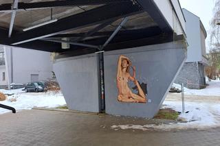 Naga kobieta uprawia jogę na lubelskim miasteczku akademickim. To kolejna praca Żbika