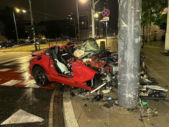 Kierujący sportowym BMW uderzył w słup tramwajowy w Warszawie. Dwie osoby ranne