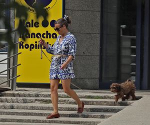 Anna Mucha nawadnia psa