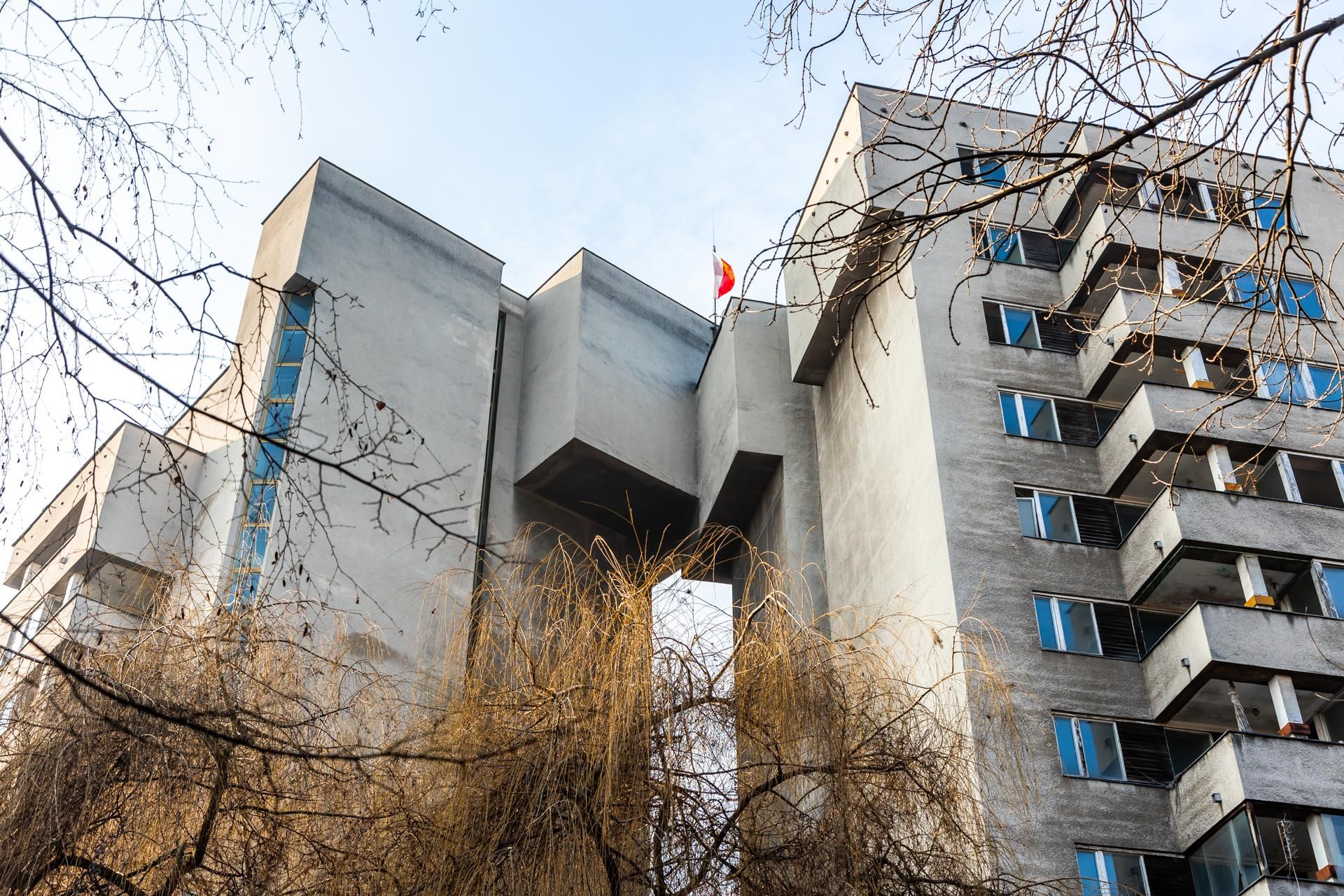 Szpiegowo, blok na Sobieskiego 100 w Warszawie