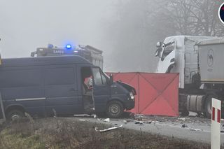 Czołowe zderzenie busa z tirem na DK50! Są ranni, jedna osoba nie żyje