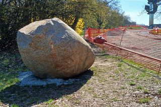 Wielki głaz w Parku Kasprowicza