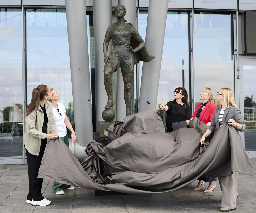 W Gdańsku odsłonięto pomnik piłkarki - superbohaterki