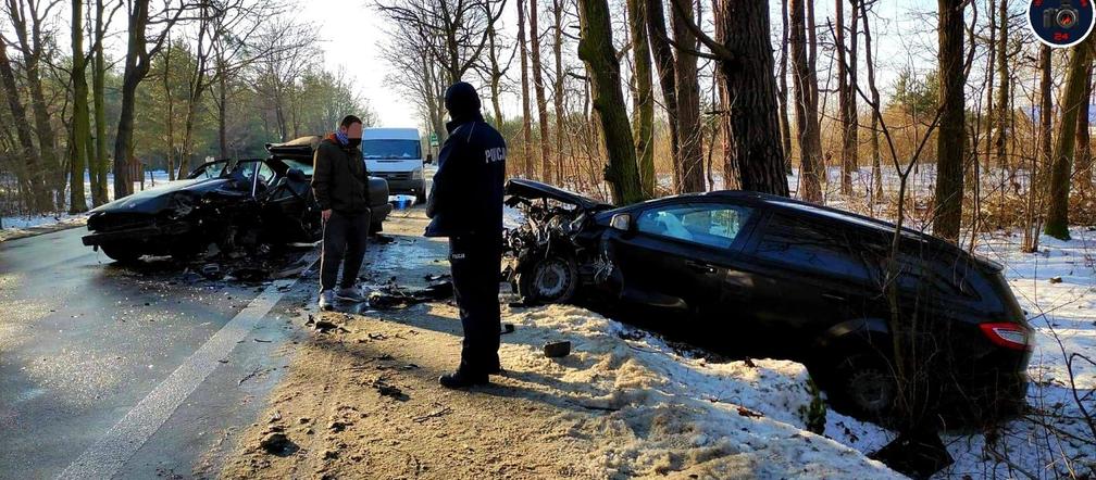Czołowe zderzenie aut pod Warszawą