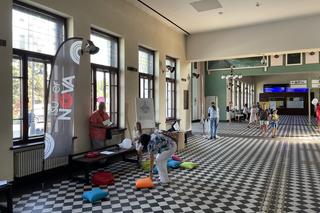 Wycieczka pociągiem czytelników Sądeckiej Biblioteki Publicznej i spotkanie z autorami książek w Piwnicznej 