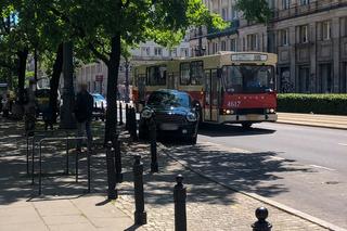 Edyta Olszówka zaparkowała na przystanku autobusowym