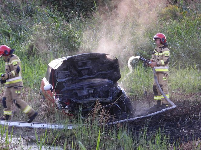 Mini Cooper w ogniu! Kierowca osobówki utknął w błocie i spalił auto