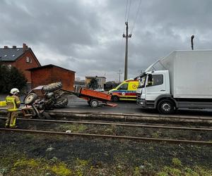 Ciężarówka zepchnęła traktor na tory