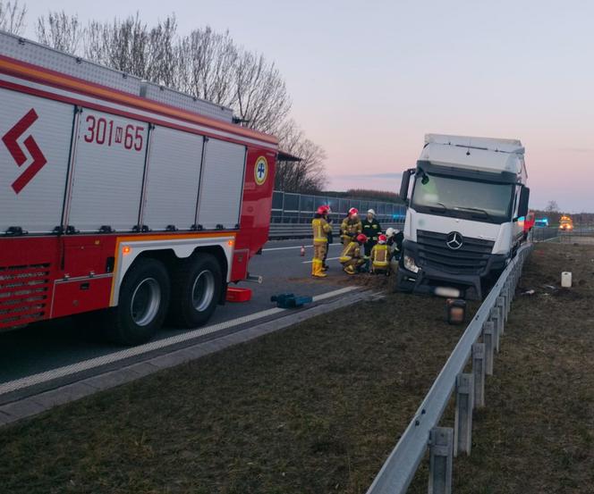  Wypadek na S51. Ciężarówka uderzyła w bariery ochronne. Utrudnienia na trasie Olsztyn - Olsztynek 