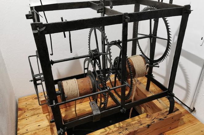 Mechanizm zegara wieżowego z Siemianic trafił do Muzeum Historii Przemysłu w Opatówku 
