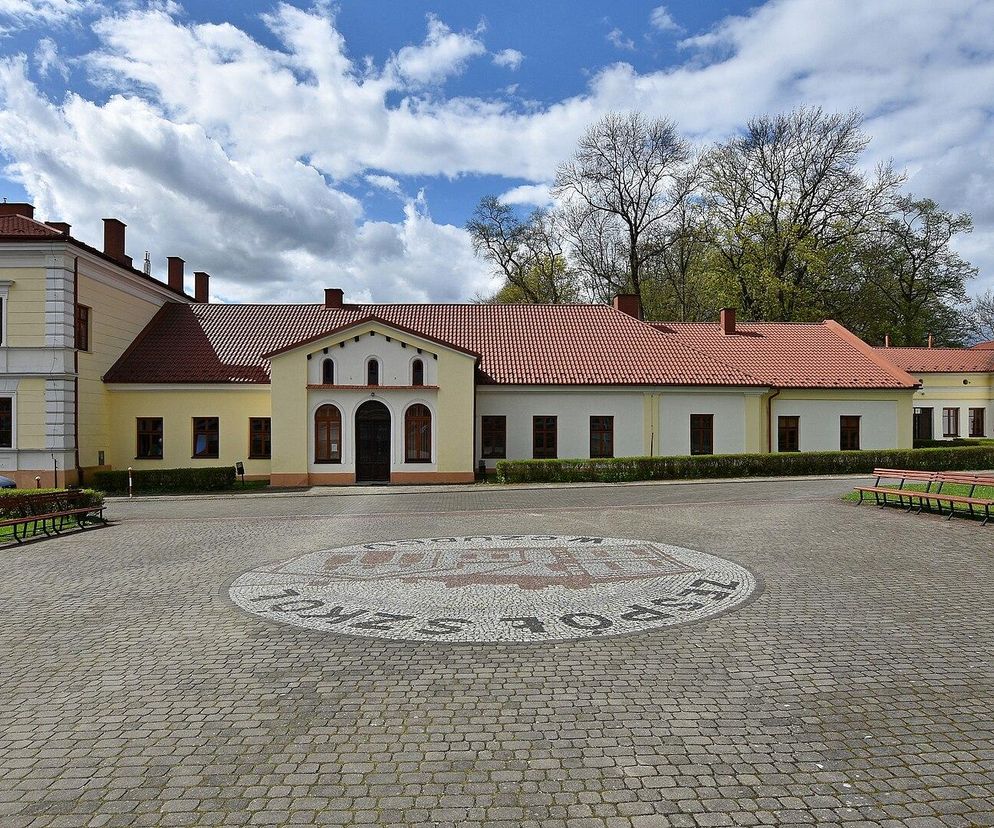Budynek Zespołu Szkół w Czudcu na Podkarpaciu. O nowych miastach na mapie Polski przeczytasz na SE.