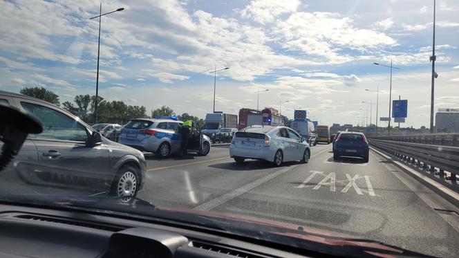 Karambol na moście Łazienkowskim. Trzy rozbite auta, jedna osoba ranna