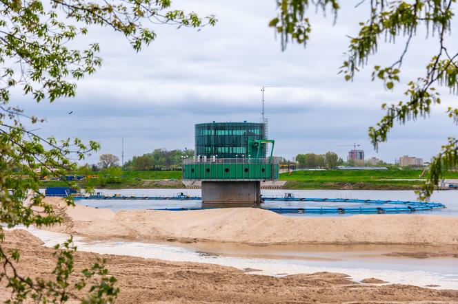 Gruba Kaśka w Warszawie - zdjęcia okrąglaka stojącego pośrodku Wisły