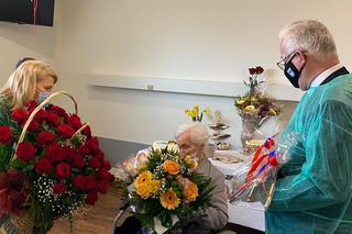 Seniorka pokonała koronawirusa, a teraz świętuje setne urodziny. Piękny jubileusz pani Agnieszki! [ZDJĘCIA]