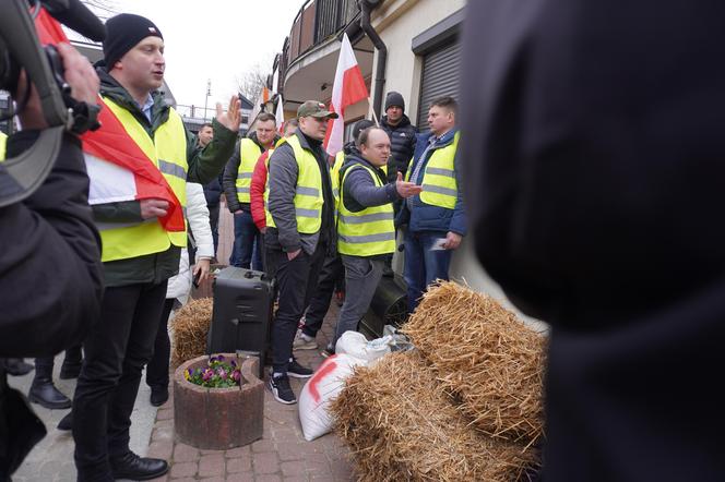 Protest rolników w Białymstoku. Siano i obornik przed biurem marszałka Hołowni