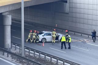 Gigantyczny korek na S8 w kierunku Poznania. BMW huknęło w barierki