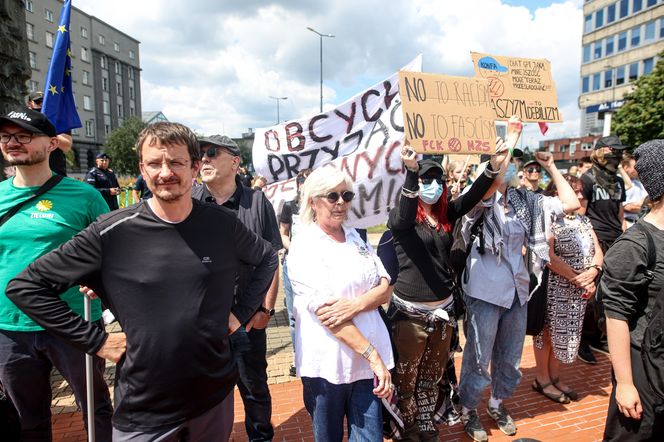 Protest przeciwko imigrantom.Tysiące kibiciów na ulicach Katowic