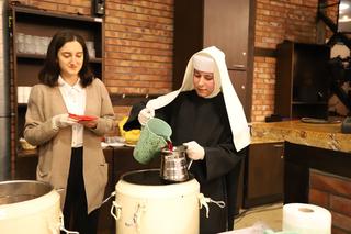 Wigilia dla bezdomnych, ubogich i samotnych w Krakowie. Przy wspólnym stole usiadło kilkaset osób