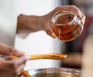 Słodki przekręt na naszych stołach. Jak producenci miodu wprowadzają nas w błąd