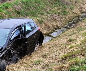 Totalna demolka pod Siedlcami. Osobówki staranowały bariery. Cztery osoby w szpitalu