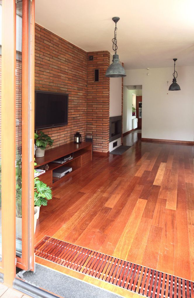 Grzejniki kanałowe - idealne rozwiązanie do jasnych przestronnych wnętrz z dużymi przeszkleniami