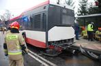 Dąbrowa Górnicza: Pijany kierowca kradzionym autem doprowadził do kolizji z autobusem. Dwie osoby zostały ranne [ZDJĘCIA]
