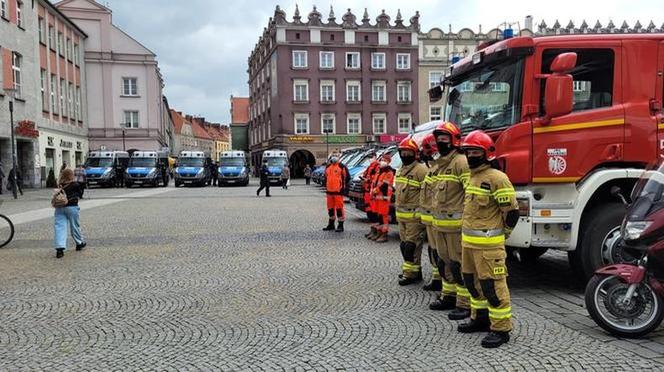 Pogrzeb policjanta z Raciborza. Tłumy przed kościołem. Ostatnie pożegnanie Michała Kędzierskiego
