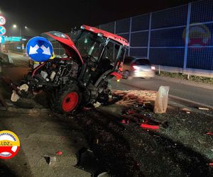 Wypadek na al. Jana Pawła II w Łodzi. Nissan zderzył się z traktorem i toyotą