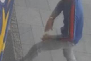 Ci dwaj mężczyźni są podejrzewani o kradzież z włamaniem. Policja pokazuje ich twarze 