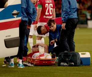Rafał Mikulec w spotkaniu z Miedzią Legnica nabawił się bardzo groźnie wyglądającej kontuzji. Zawodnik długo opatrywany był na murawie, skąd zabrała do karetka